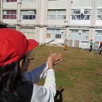 ４年生の「早田ふれあい遊び」で「竹とんぼ」「竹馬」に挑戦！