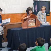 岐阜中央図書館「読み聞かせ」の世界に没頭！大歓声に！