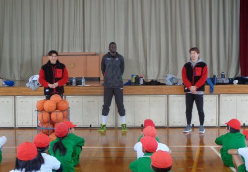 GIFU SWOOPSとバスケをしたよ！（６年生）