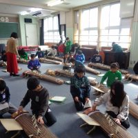 箏に挑戦！（４年生）