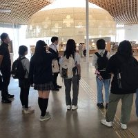R7　１年生が岐阜市立中央図書館（ぎふメディアコスモス）と岐阜市役所へ見学に出かけました