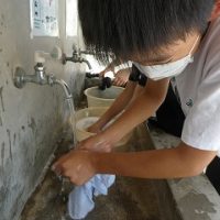 保護中: 青空の下で手洗い洗濯体験