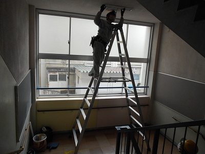 安全安心な学校生活につなぐ②　階段の照明取替工事