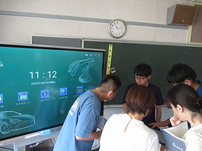 教室に新しい大型モニターを設置（４～６年）