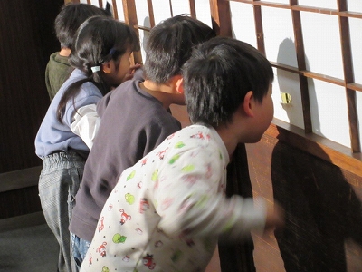 路線バスに乗って岐阜市歴史博物館へ行こう～「たぬきの糸車」体験～
