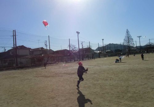 1年生凧あげ　空高く揚れ