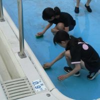 プール開き間近　６年生プール掃除