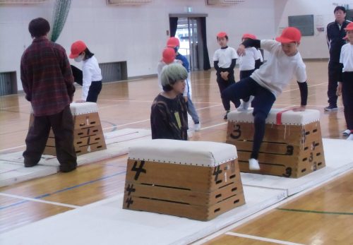 ４年生　跳んだり飛び越したり　パルクール